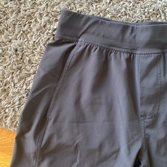 Lululemon Mens Stretchy Straight Leg Waist Tie Black Shorts size Small - Picture 3 of 9